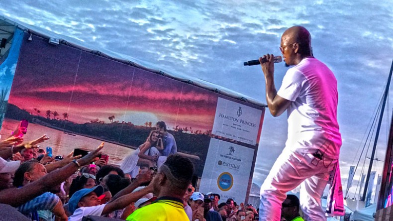 Ne-Yo Performing in Bermy fa de First Time!